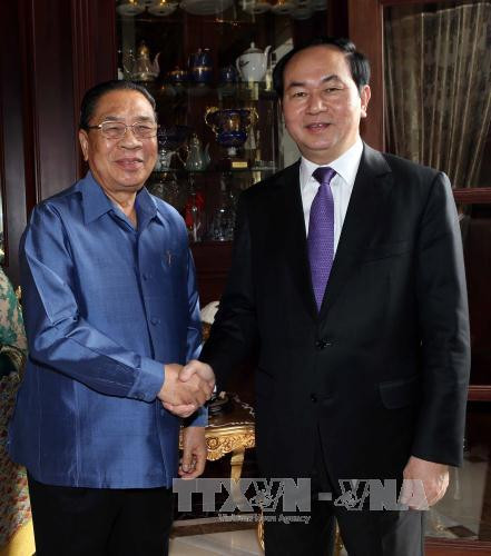  陈大光主席看望前老挝人革党总书记、前国家主席朱马利•赛雅颂。