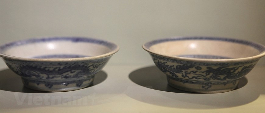 蓝花陶瓷上的图案用毛笔绘制，然后涂上珐琅釉以确保光洁度。图自Vietnam+