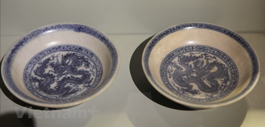 宝物七件套包括两碗五盘，其中五盘分为两组。第一组包括4个形状相似的盘子。此类盘敞口，深腹，弧壁，圈足。盘心绘龙纹，外绘二龙。图自Vietnam+