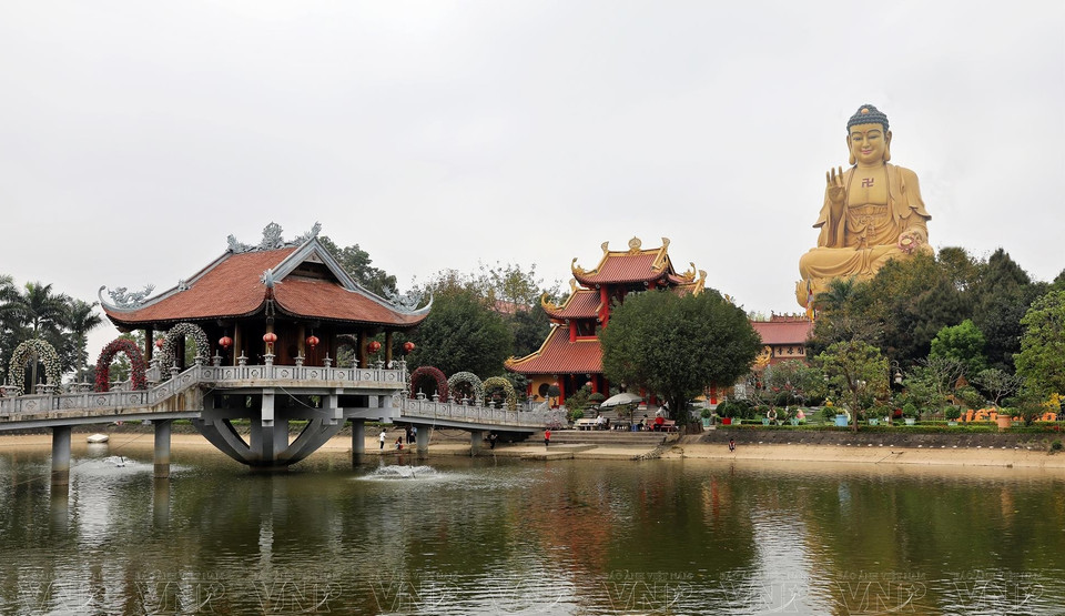 开元寺对面是一个长方形的湖水，一年四季清澈深蓝，对周围气温起到很好的调节作用。（图自 越南画报）