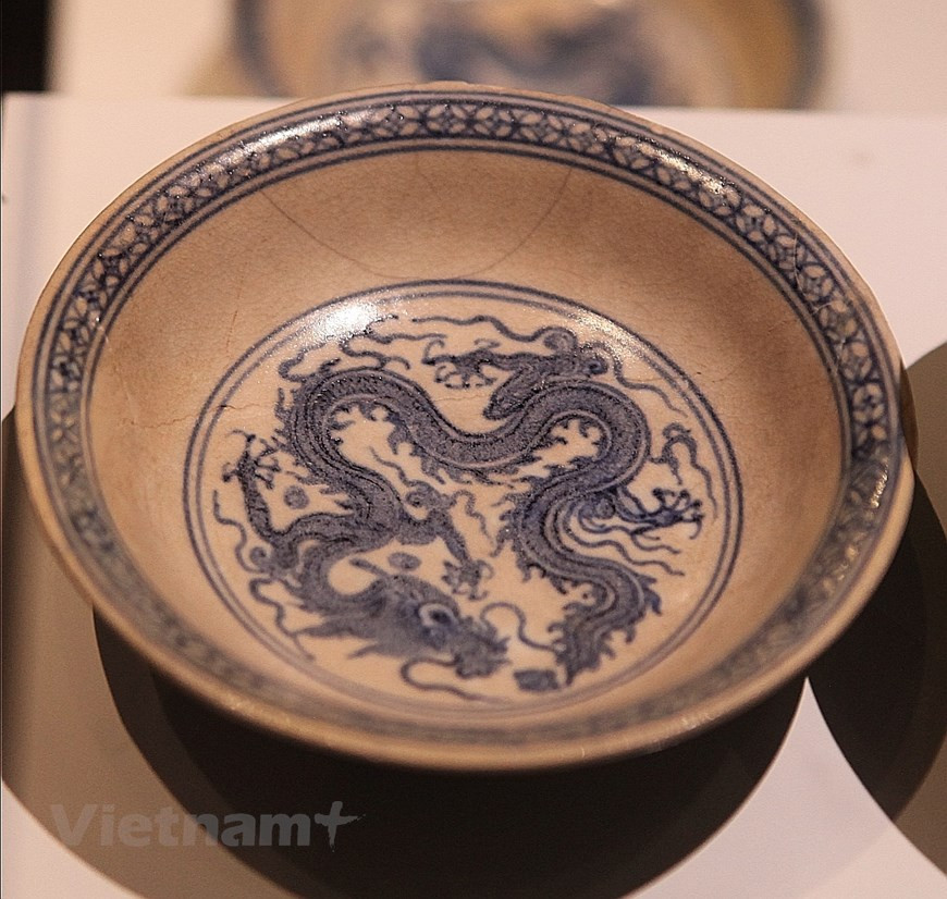 宝物上绘制一条巨龙蜷缩护子。龙是神圣的力量，是皇帝的象征。图自Vietnam+