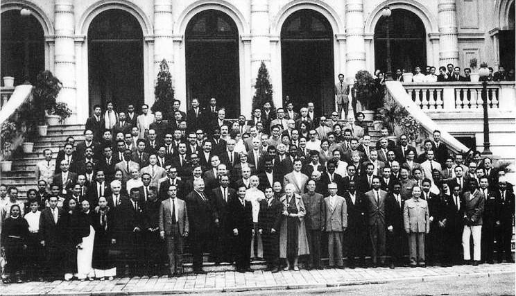 胡志明主席同参加于1964年11月举行的声援越南人民反对美帝国主义侵略、保卫和平的国际会议的与会代表合影。图自越通社