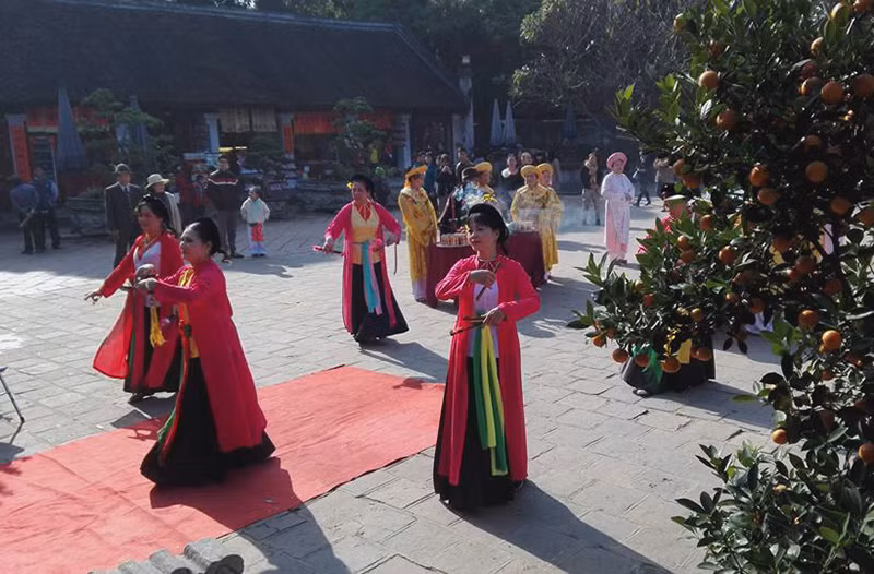 新春敬香仪式。（图片来源：人民报网）