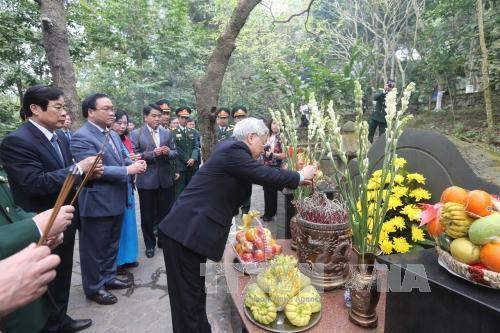 阮富仲总书记敬香缅怀胡志明主席。（图片来源：越通社）