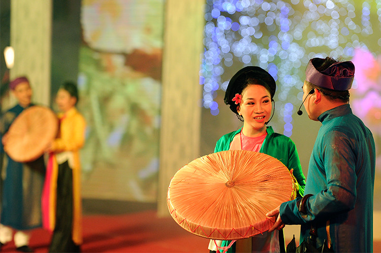 外国艺人在还剑湖旁边表演。（图片来源： 人民报网）