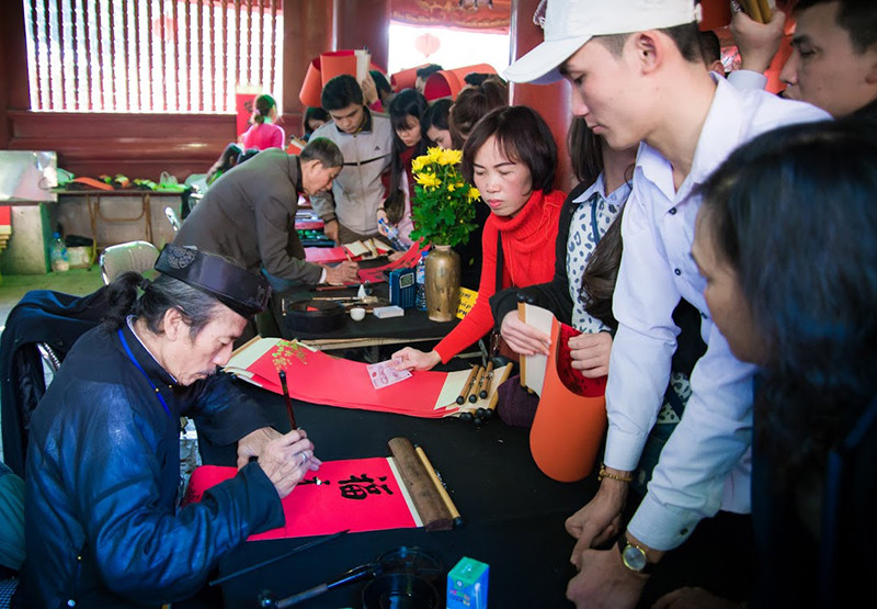 丙申春节书法活动吸引诸多学生和家长前来求字。（图片来源：人民报网）