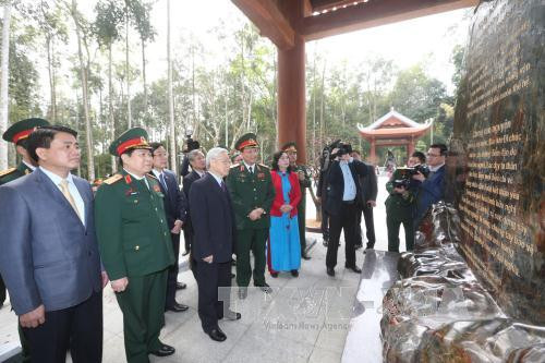 阮富仲总书记向民族解放英雄、世界文化名人的胡志明主席敬香。（图片来源：越通社）