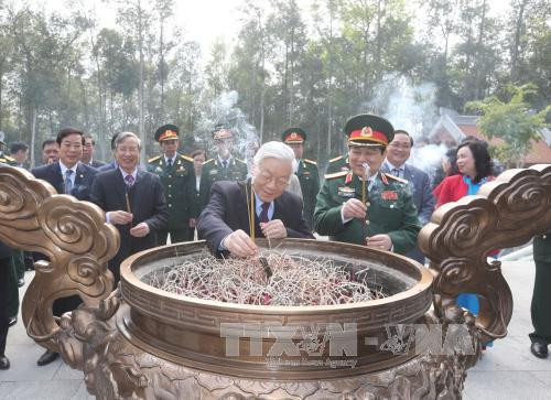 阮富仲总书记来到河内市巴为县胡志明主席遗迹区敬香缅怀胡志明主席。（图片来源：越通社）