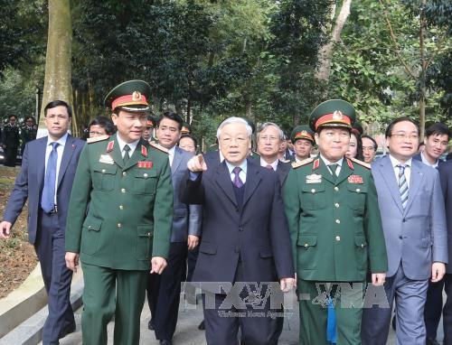 阮富仲总书记来到河内市巴为县胡志明主席遗迹区敬香缅怀胡志明主席。（图片来源：越通社）