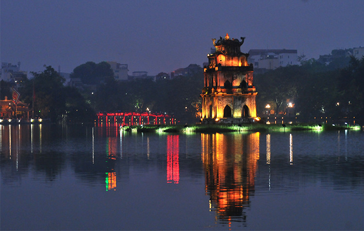 夜里还剑湖之美。（图片来源： 人民报网）