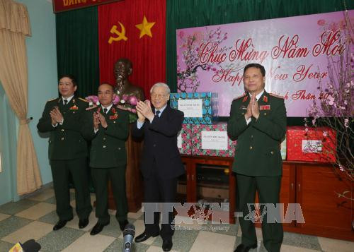 阮富仲总书记同当地干部人员和战士们亲切交谈。（图片来源：越通社）