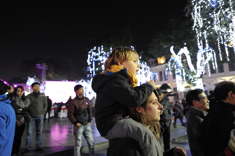 等看烟花表演节目。（图片来源： 人民报网）