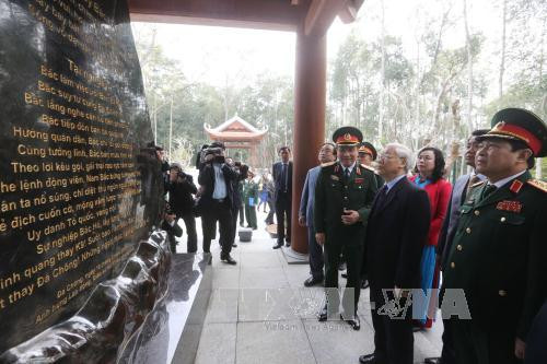 阮富仲总书记向民族解放英雄、世界文化名人的胡志明主席敬香。（图片来源：越通社）