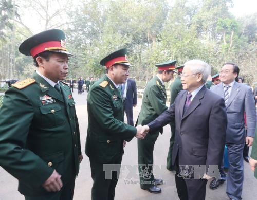  阮富仲总书记向民族解放英雄、世界文化名人的胡志明主席敬香。（图片来源：越通社）