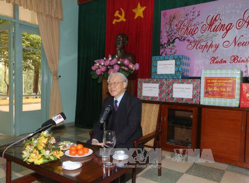 阮富仲总书记同当地干部人员和战士们亲切交谈。（图片来源：越通社）