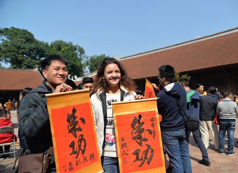 外国游客也在文庙求字。（图片来源：人民报网）