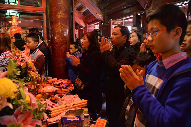 民众在孔子殿前敬香，气球幸运。（图片来源：人民报网）