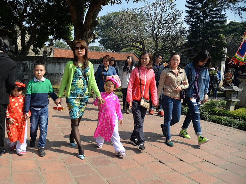 字习俗不仅是求字者祈求幸运、财禄，且是观赏献字者才华的机会。（图片来源：人民报网）
