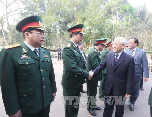  阮富仲总书记向民族解放英雄、世界文化名人的胡志明主席敬香。（图片来源：越通社）