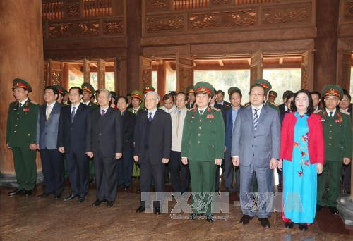  阮富仲总书记向民族解放英雄、世界文化名人的胡志明主席敬香。（图片来源：越通社）