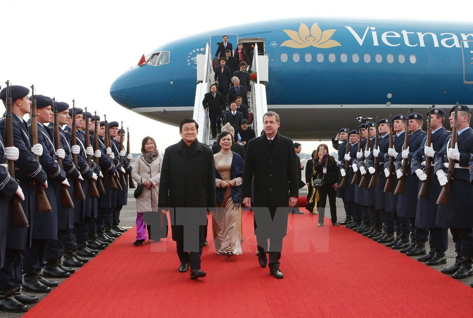 在德国首都柏林特格尔机场举行张晋创主席欢迎仪式。（图片来源：越通社）