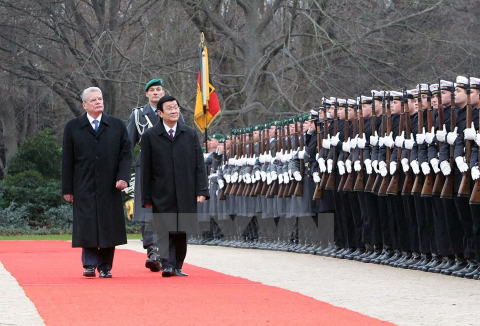 张晋创主席和德国总统约阿希姆·高克检阅仪仗队。（图片来源：越通社）