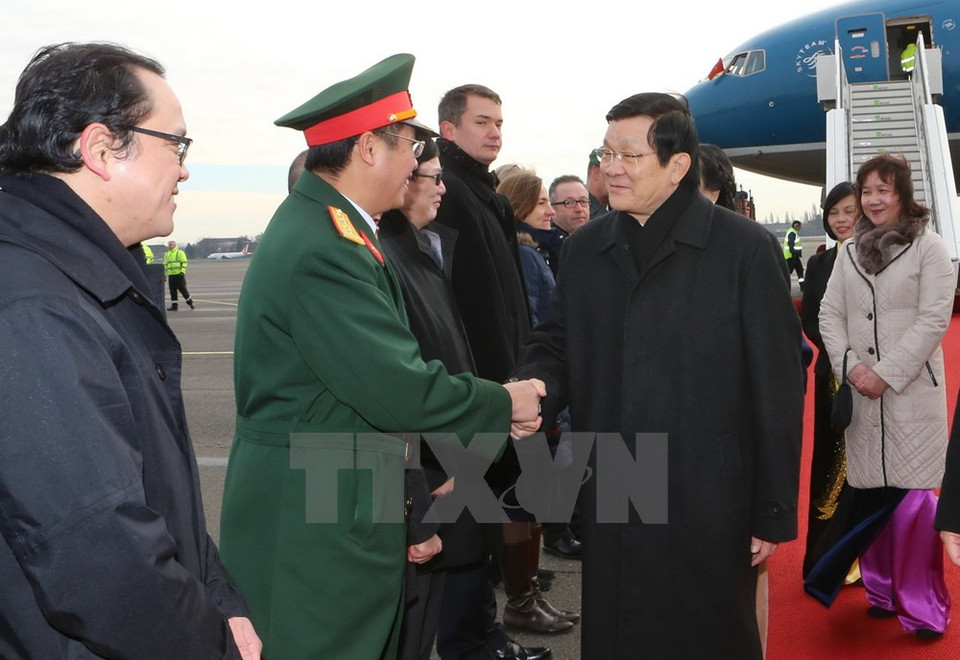 越南驻德大使馆干部人员到机场迎接张晋创主席和越南代表团。（图片来源：越通社）