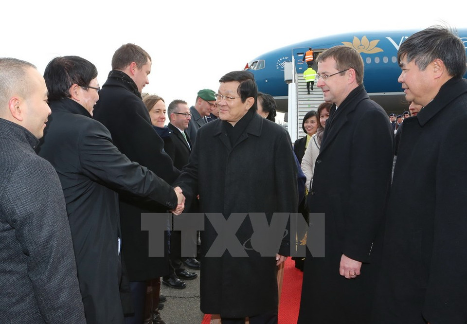 德国总统府国务秘书基尔，德国外交部礼宾司副司长康拉德；越南驻德大使段春兴，越南驻德大使馆干部人员，东盟各国驻德国大使和代办等到机场迎接。（图片来源：越通社）