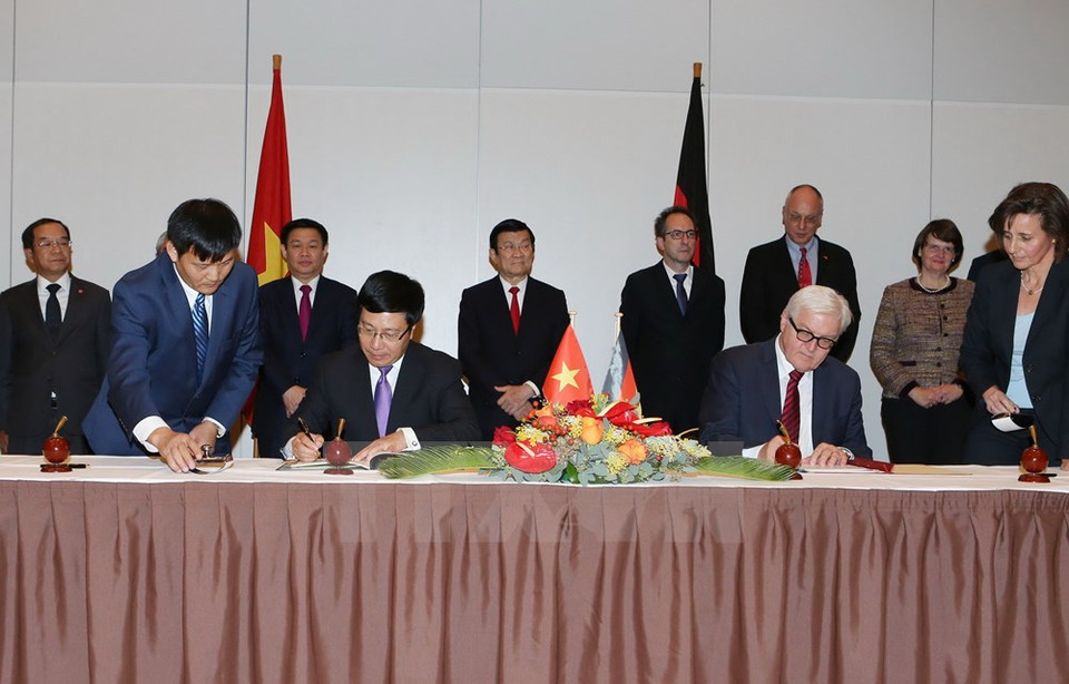 张晋创主席见证两国有关部委代表的合作协议签署仪式。（图片来源：越通社）