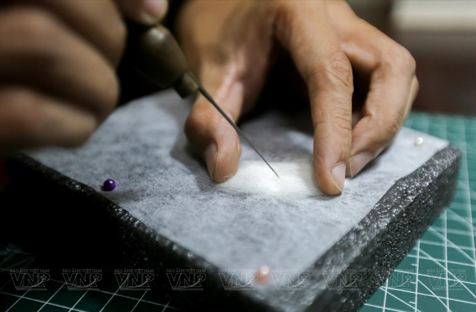 为了制作针钩画，世武使用专门的钩针。图自越通社《越南画报》