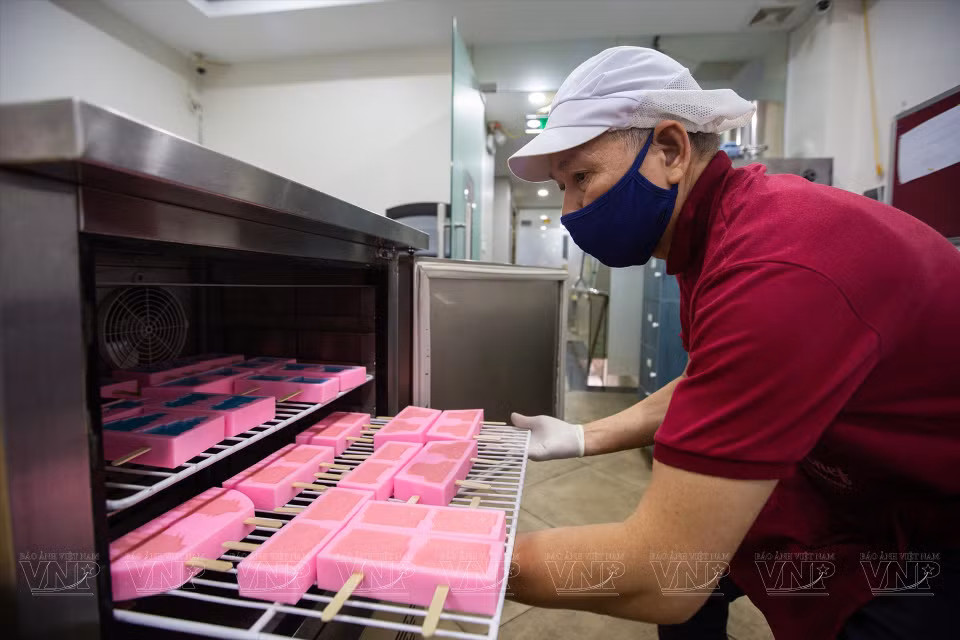 犹如风景画缩小版的文创冰淇淋，让熟悉的场景变成了手里的冰淇淋。图自 越通社
