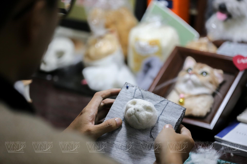 只需要一支钩针与一根线，武世就可以编织出各种各样的毛线手工作品。图自越通社《越南画报》