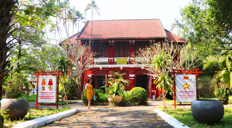 顺化国学重点高中学校校园绿树成荫，加上古香古色的建筑风貌，使其成为颇受游客喜爱的打卡地。图自越通社