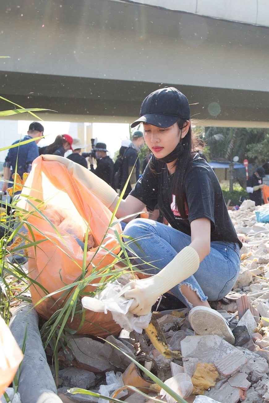 活动中，佳丽们充分发扬不怕脏、不怕累的精神，哪里最难清理就奔向哪里。图片来源：越通社