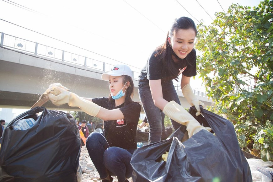  尽管气温高达39摄氏度，仍然无法阻挡他们的脚步。图片来源：越通社