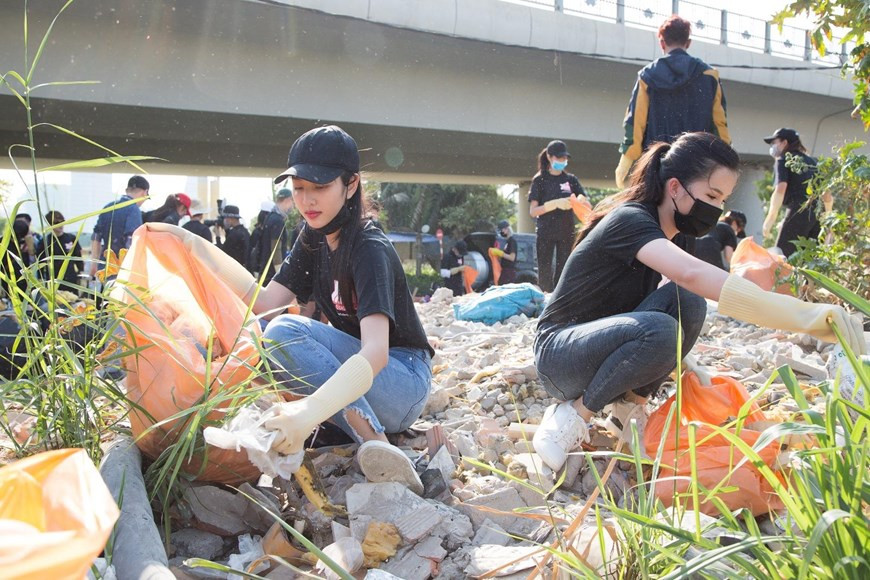 活动中，佳丽们充分发扬不怕脏、不怕累的精神，哪里最难清理就奔向哪里。图片来源：越通社