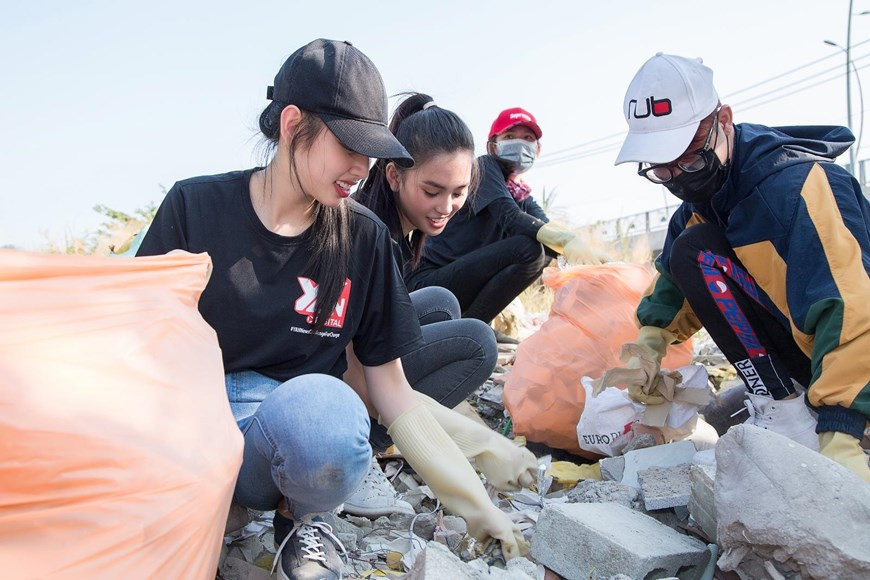 活动中，佳丽们充分发扬不怕脏、不怕累的精神，哪里最难清理就奔向哪里。图片来源：越通社