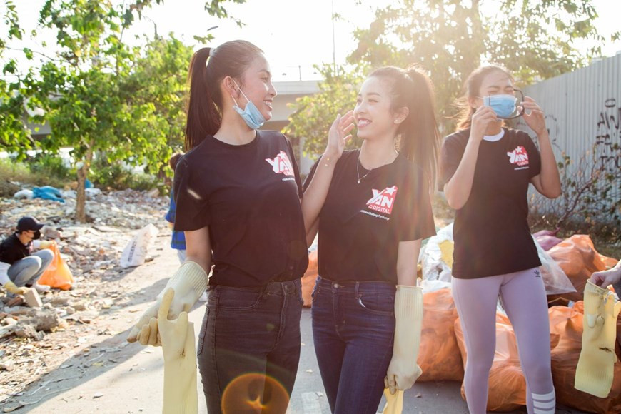 活动中，佳丽们充分发扬不怕脏、不怕累的精神，哪里最难清理就奔向哪里。图片来源：越通社