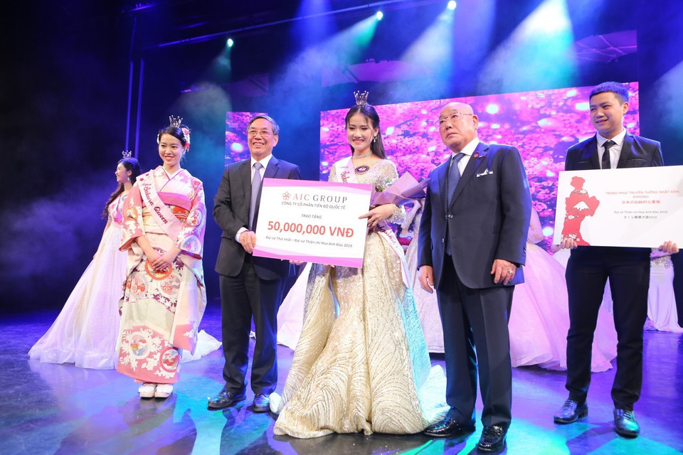  越日大学研究生陈妙英摘得桂冠。越通社记者成达 摄