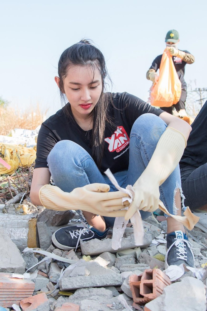 活动中，佳丽们充分发扬不怕脏、不怕累的精神，哪里最难清理就奔向哪里。图片来源：越通社