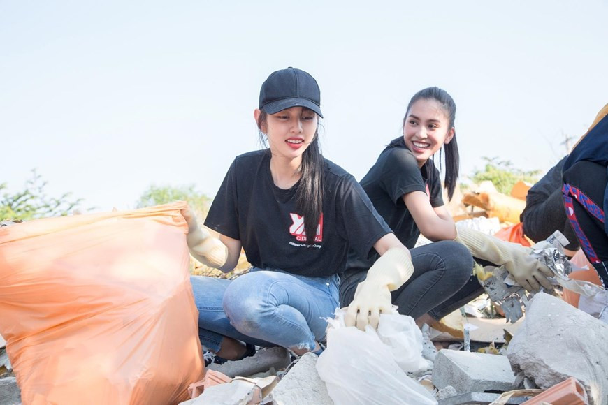 活动中，佳丽们充分发扬不怕脏、不怕累的精神，哪里最难清理就奔向哪里。图片来源：越通社