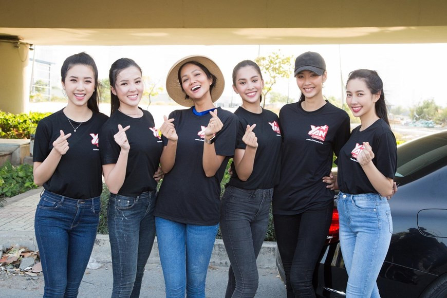  参加捡捨垃圾公益活动的佳丽合影留念。图片来源：越通社