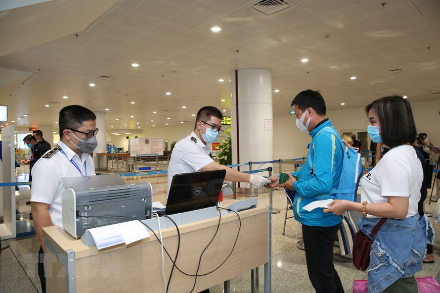 该《健康申报表》要求旅客填写：此次旅行前十四日内到过哪些国家和城市；现如有发烧、咳嗽、气喘、呼吸困难等症状请注明等内容。越通社记者 杨江 摄