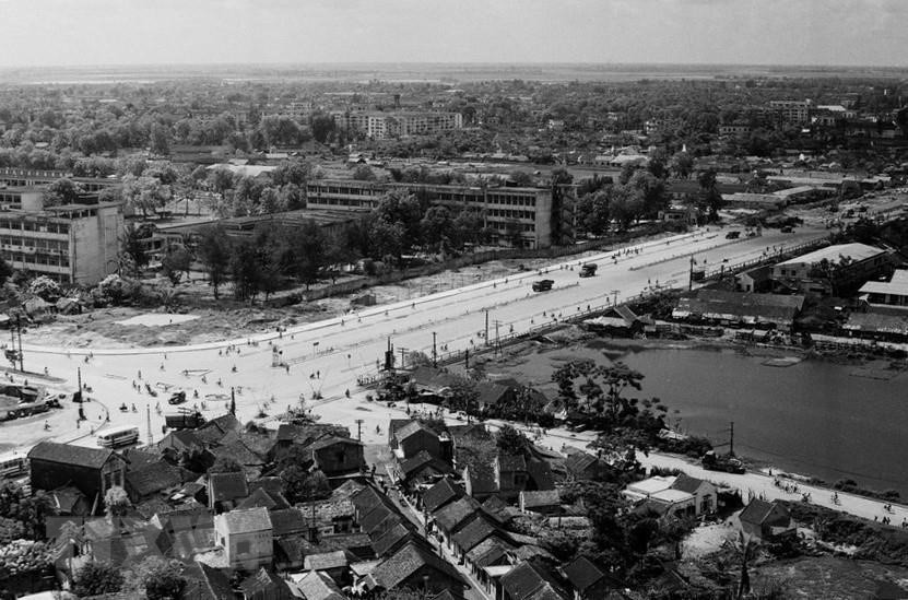 1985年刚竣工的河内解放路（部分路段）。（图自越通社）