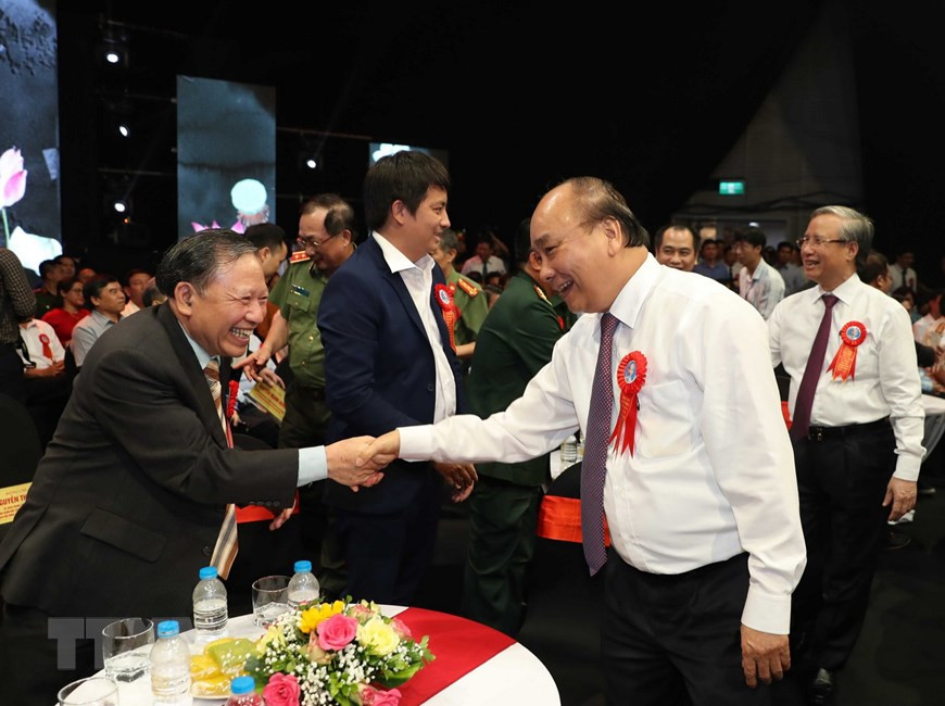 阮春福总理与参加活动的代表们握手。越通社记者 统一 摄。