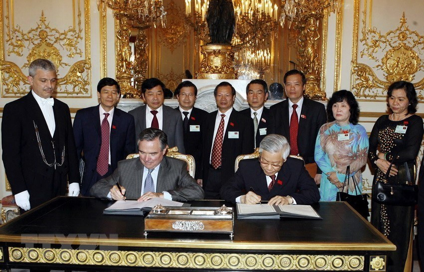 2008年，法国国民议会议长贝尔纳•阿夸耶先生与越南国会主席阮富仲签署了两国国民议会合作协议。图自越通社