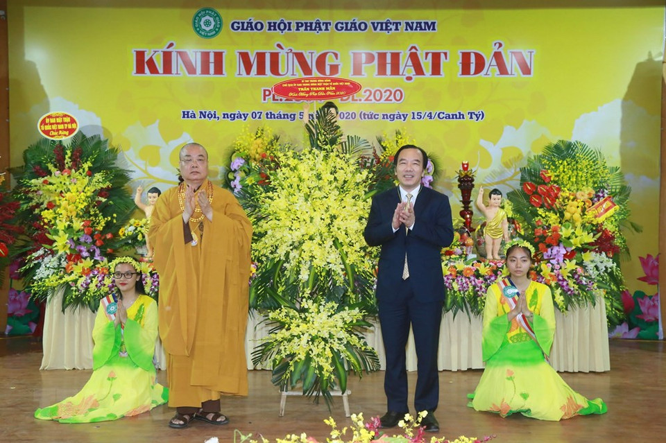 值此佛诞节之际，越南祖国阵线中央委员会副主席吴策实向僧尼佛子赠送鲜花并致以祝贺。图自越通社