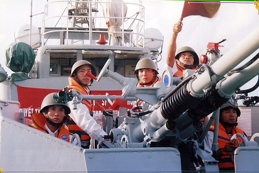 170旅的HQ-53炮舰士兵进行空战演练。（图自越通社）