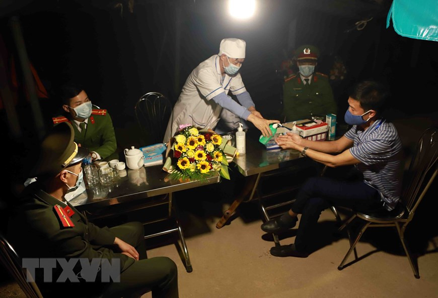 山雷乡党委书记造访慰问6号疫情检查点的值班干部。（越通社记者黄雄 摄）