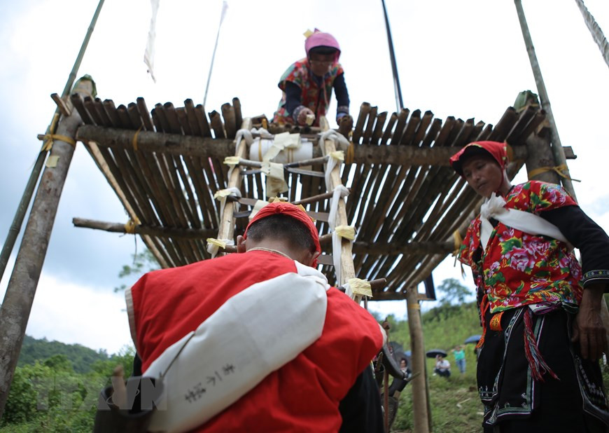 瑶族用竹竿在上面建起祭坛，一边扎以横木作梯。（图自越通社记者周校 摄）